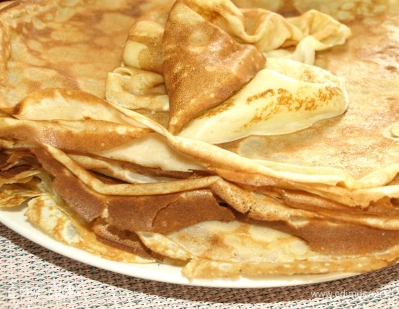 Подавать блины с любой начинкой, можно прогреть в сиропе.