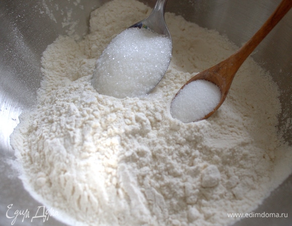 Смешать муку, соль, сахар.