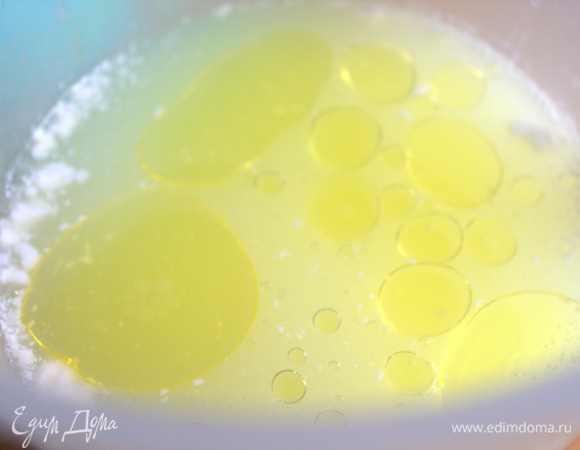 В молоко или сыворотку влить раститительное масло (1–2 ложки).