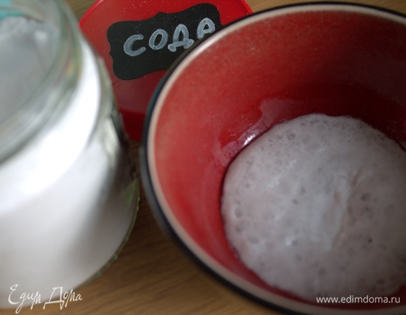 Соду погасить в уксусе.