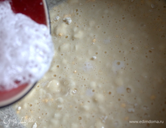 Перелить в тесто.