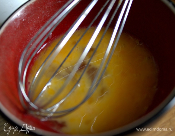 Отдельно взбить яйца.