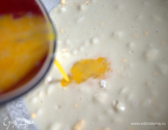 Тоже влить в тесто.