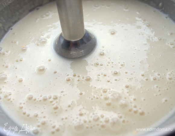 Взбить венчиком или блендером.