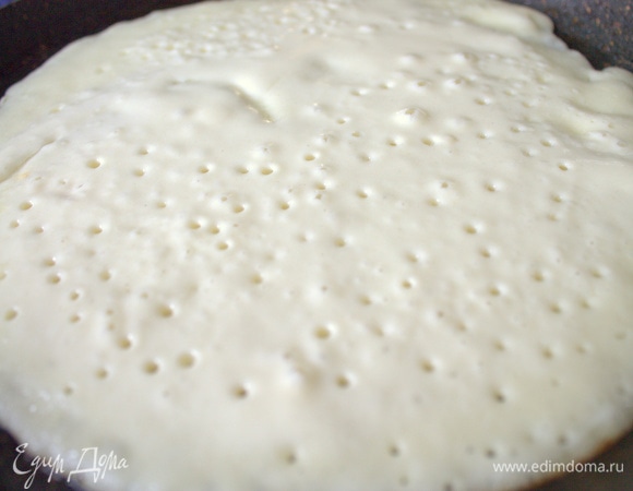 Пока что жарим, как обычные блины, слегка смазав сковороду диаметром 26 см.