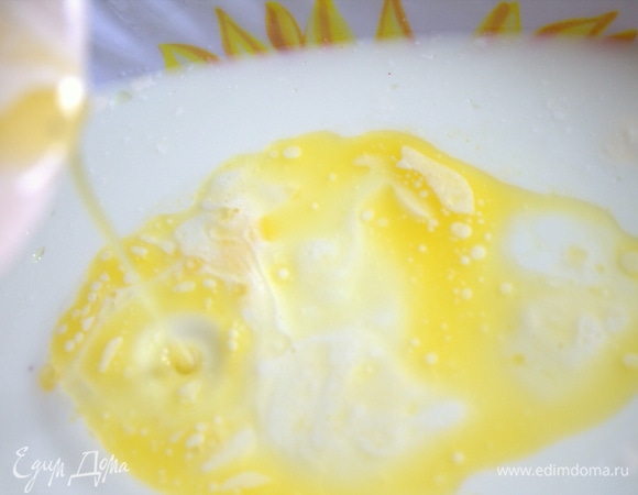 В молоке растопить сливочное масло.