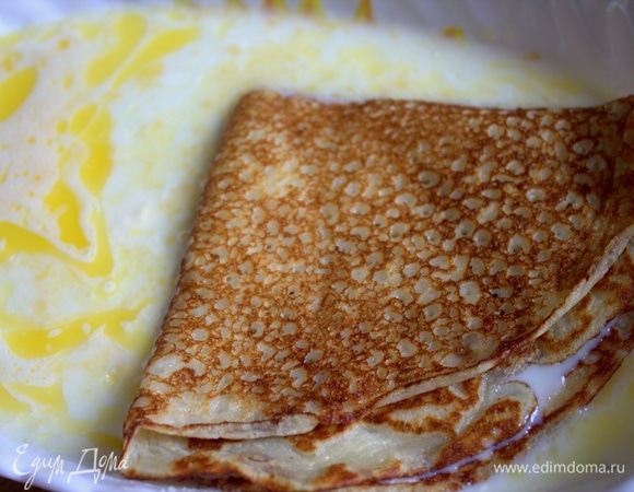 Каждый блин макаем в теплое молоко с маслом.