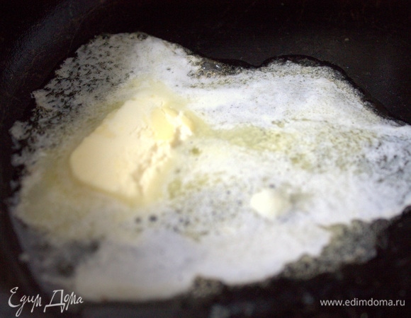 В сковороде уже меньшего диаметра с высокими бортиками тоже растопить кусочек сливочного масла.