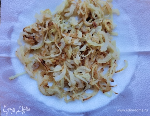 Лук нарезать полукольцами и припудрить мукой. Обжарить на раскаленной сковороде с растительным маслом. Лучше жарить порционно, чтобы овощ не пустил сок. Снять с огня и выложить на салфетку для удаления лишнего жира.