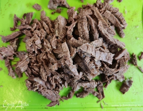 Мясо отварить в подсоленной воде и нарезать брусочками. Если вам нужно вкусное мясо, то заливаем его горячей водой, если вкусный бульон — холодной.