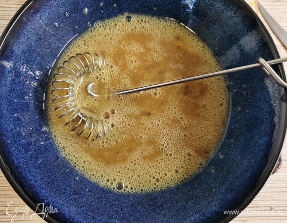 Яйца взбить с соевым соусом.