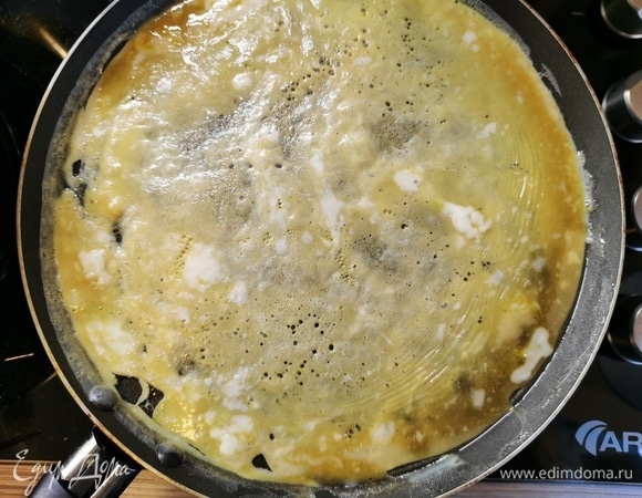 Пожарить тонкие омлетные блинчики с двух сторон на раскаленной сковороде. Выход — 2–3 шт.