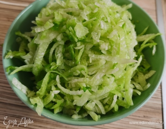 Редьку почистить и натереть на крупной терке. У меня маргеланская редька. Вес одной штуки — 400 г.