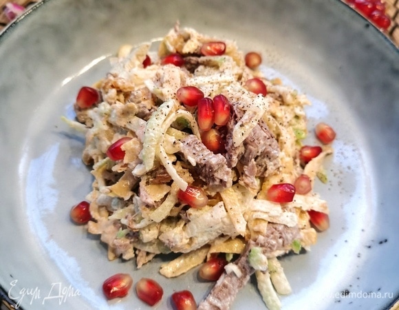 Сложить в салатник лук, мясо, омлетные блинчики, редьку. Посолить и поперчить. Заправить майонезом и сметаной. Перемешать. Подавать, посыпав зернами граната. Приятного аппетита!