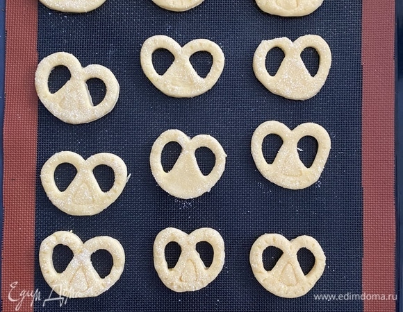 Все ингредиенты должны быть холодными! Муку просеять, масло порубить ножом, все ингредиенты сложить в миску и быстро замесить однородное тесто. Готовое тесто не липнет к рукам. Завернуть в пищевую пленку и убрать в холодильник на 30 минут. Затем раскатать пласт толщиной 2–3 мм, вырезать формочками печенье, обмакнуть в сахар лицевой стороной и разложить на пергаменте.