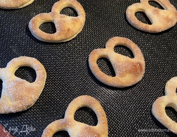 Духовку разогреть до 200°C. Выпекать печенье ~10–12 минут, до румяной корочки. Остудить до комнатной температуры, и можно подавать к столу.