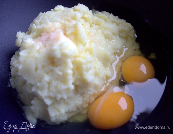 В пюре вбить яйца, посолить.