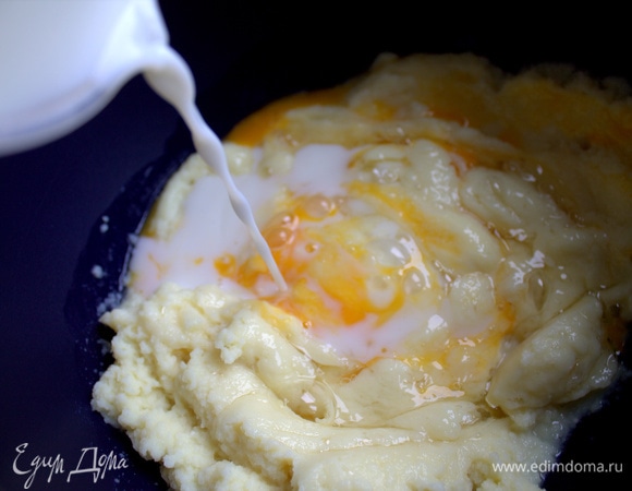 Влить молоко или сливки.