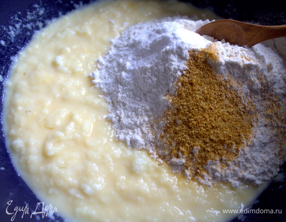 Всыпать муку с содой и приправами. Количество муки зависит от густоты пюре.