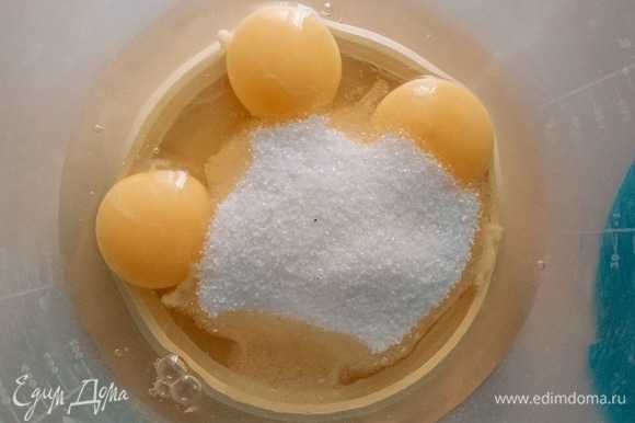 Чтобы блины получились мягкими и пышными, обязательно взбейте яйца с сахаром, как на бисквит. Сахара можно положить меньше или больше.