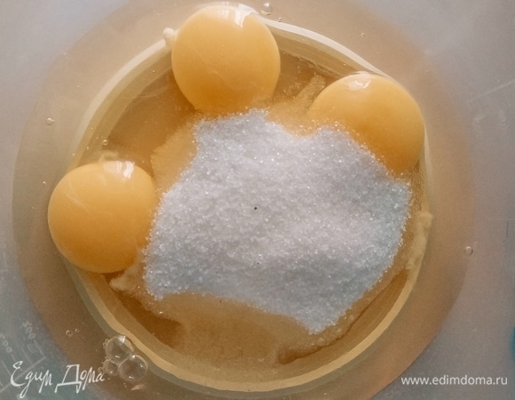 Чтобы блины получились мягкими и пышными, обязательно взбейте яйца с сахаром, как на бисквит. Сахара можно положить меньше или больше.