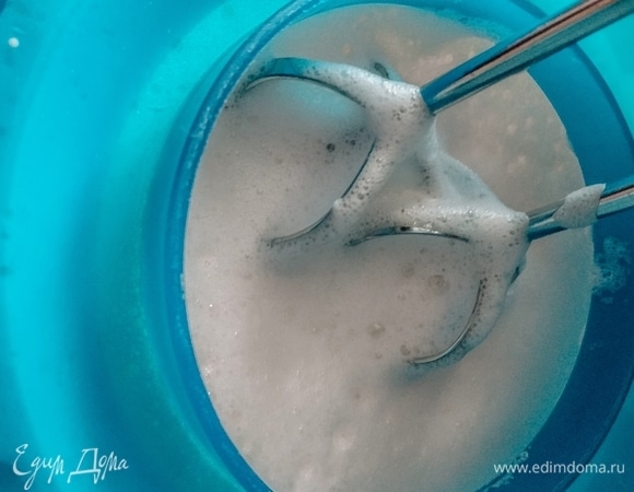 К яичной массе добавьте холодную воду, перемешайте.