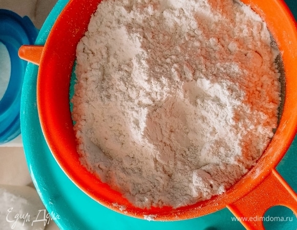 Просейте обязательно муку. Вводите ее постепенно, взбивая миксером, чтобы избежать в тесте мучных комочков. Мука разная, с количеством экспериментируйте. Из более жидкого теста получаются максимально тонкие блины. Но не переборщите, чтобы их все-таки можно было перевернуть, не порвав. Из более густого теста блины будут потолще, такие переворачивать проще. Но тесто сложнее распределять по сковороде. Готовое тесто должно быть достаточно жидким, но в то же время вязким.