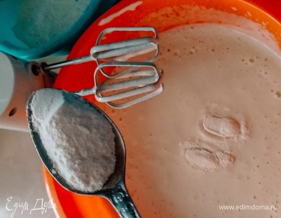 Добавьте разрыхлитель, взбейте полученную массу. Подсолнечное масло можно добавить в тесто в этом шаге. Но перемешать аккуратно венчиком. Либо можно смазывать перед каждым блином сковороду, как я.