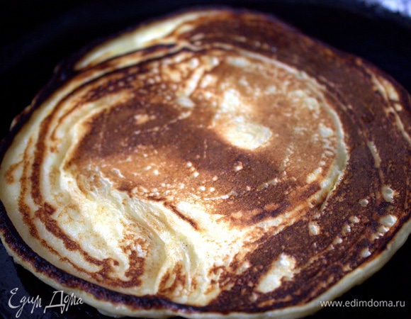 Жарим на манер панкейков нетонкий блинчик диаметром 14–15 см.