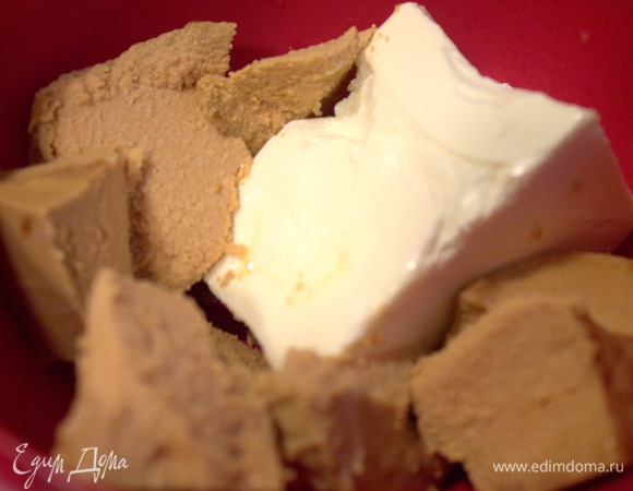 Для картофельных блинов подходит рыбная начинка: я размяла баночку рыбной икры (200 г) и брынзу (можно сливочный сыр).