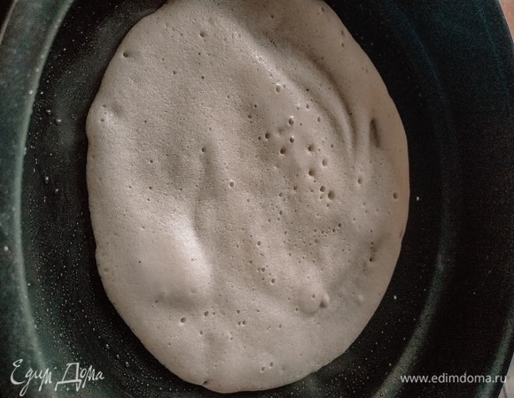 Один половник теста — один блинчик. Тесто лейте на хорошо разогретую сковороду и выпекайте с обеих сторон до готовности.