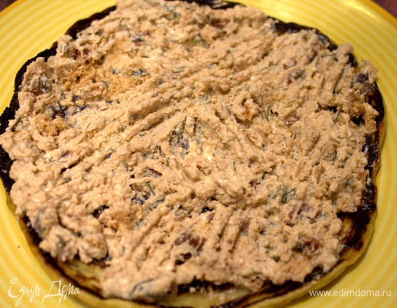 Нанести на каждый блинчик слой паштета.