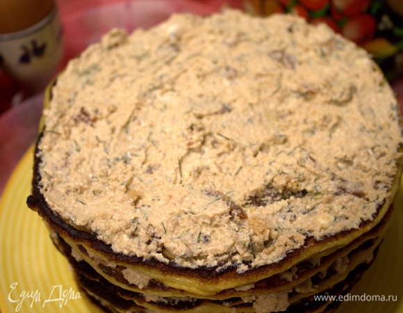 Сложить стопочкой все блины с начинкой.