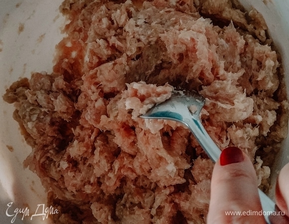 Блины можно подавать к столу. Или можно заранее приготовить вашу любимую начинку. Для мясной возьмите фарш. Перекрутите в него лук.