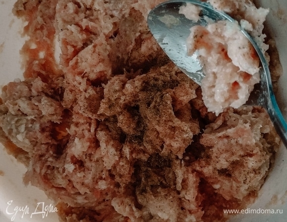 Добавьте молотый перец, приправы, соль по вкусу.