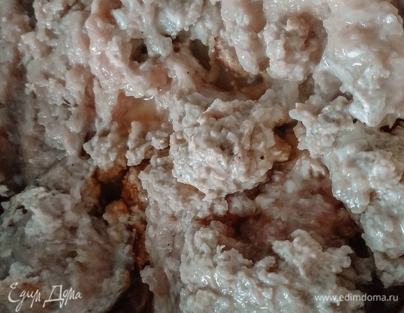 Обжаривайте фарш минут 5–7.