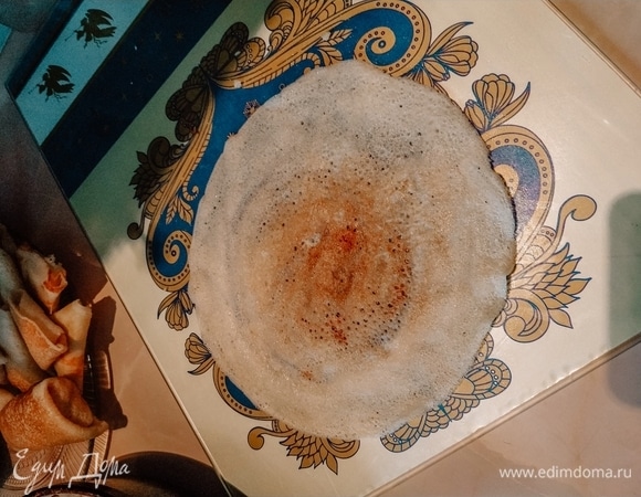 Заворачивайте теплый готовый фарш в горячие блины — так их легче сформировать.