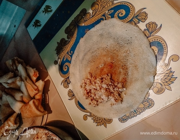 Положите начинку на блин, отступая 1 см от края.