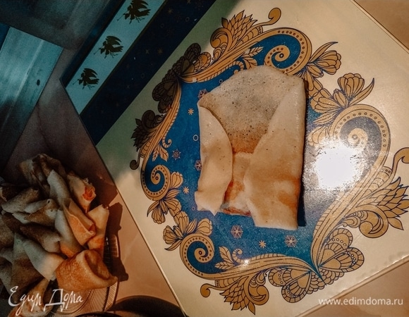 Заверните края к середине блина.