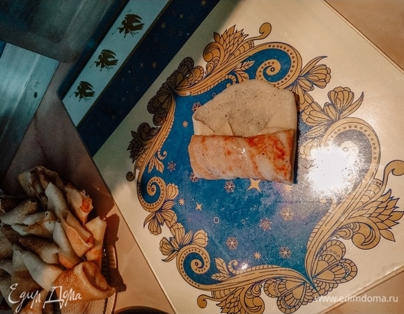 Заверните середину блина.