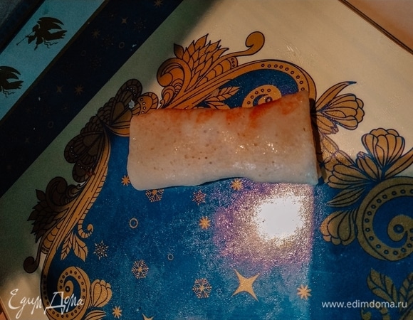 Еще раз оберните блин. Готово.