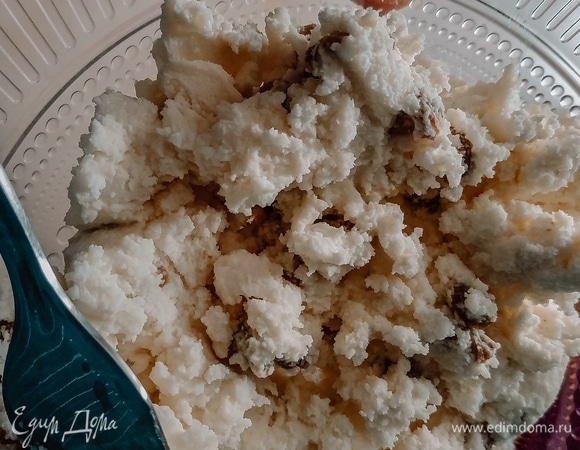 Для сладкой начинки я использовала творог. Но вы и начинку можете взять свою, безлактозную. Творог смешайте хорошо с сухофруктами и сахаром по вкусу.