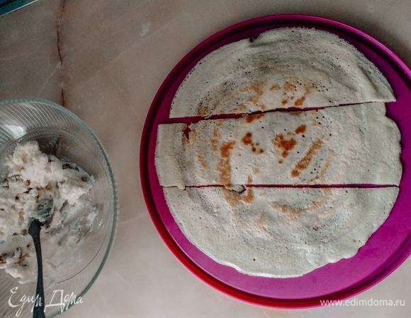 Сладкие блинчики я завернула треугольником. Показываю пошагово. Разрежьте блин на три части.