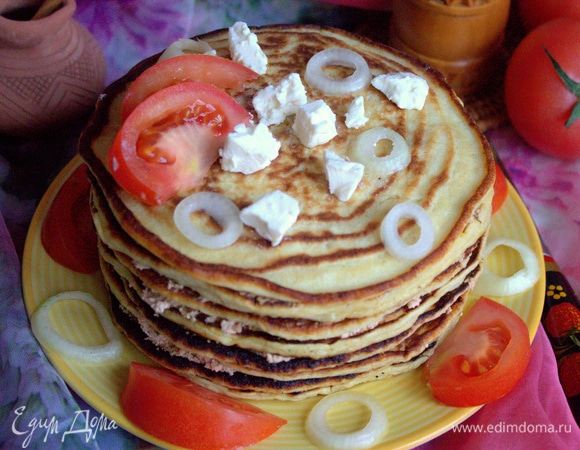 Перед подачей украсила помидором, маринованным луком и кусочками брынзы.