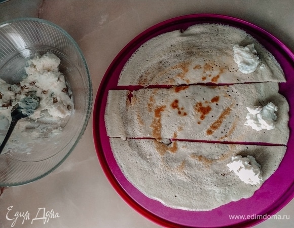 Добавьте начинку на край каждой части.