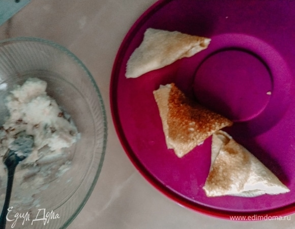 Оставшуюся часть спрячьте в получившийся проем в треугольнике. Готово!