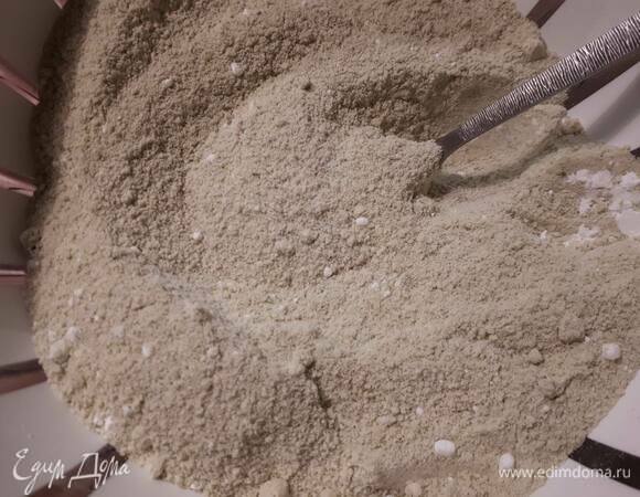 Смешайте миндаль, сахарную пудру и чай матча.