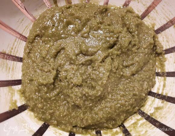 Добавьте сок юдзу (или лимонный сок), взбитый белок и аккуратно перемешайте до однородного состояния. Поставьте в холодильник минут на 20.