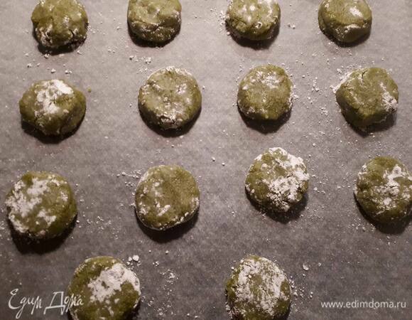 Разогрейте духовку до 180°C. Сформируйте шарики (тесто липкое, но добавлять лишнюю муку не нужно) и обваляйте в сахарной пудре. Выложите на противень, покрытый бумагой для выпечки, и слегка придавите.