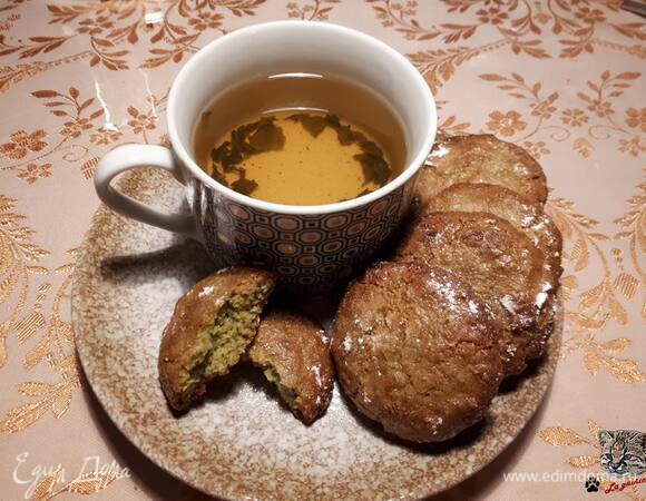 Выпекайте 15 минут, затем достаньте из духовки и дайте затвердеть на противне. Верхняя корочка получится хрустящей, а серединка мягкой.